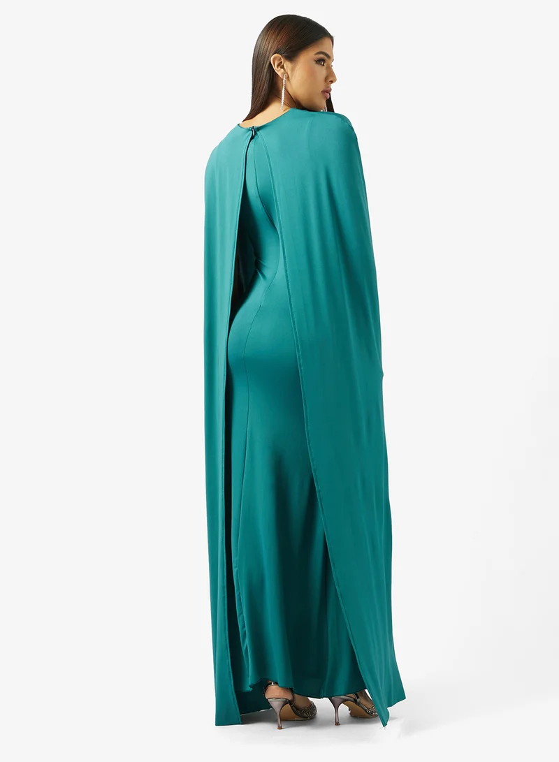 خزانة Dress With Trailing Cape